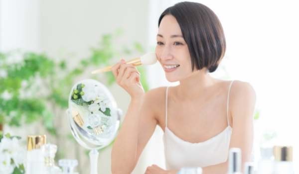 【顔のむくみ対処法】パーツ別マッサージとメイクでパンパン顔をリセット!