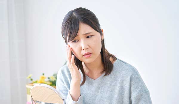 冬はなぜむくみやすいの？　顔・目元・脚をスッキリさせるケア方法