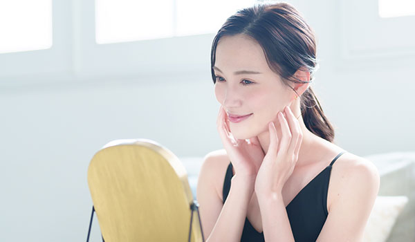 クリームチークでメイク上級者に！　若見え＆小顔効果を高める使い方