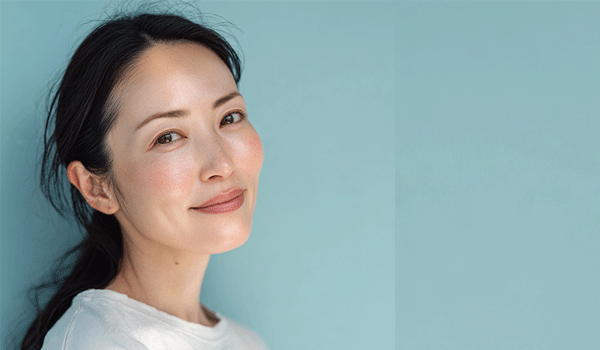 “隠す”をやめると、肌が変わる。大人のトーンアップ術