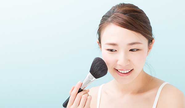 真夏の必需品！　知って得する「フェイスパウダー」の役割＆使い方