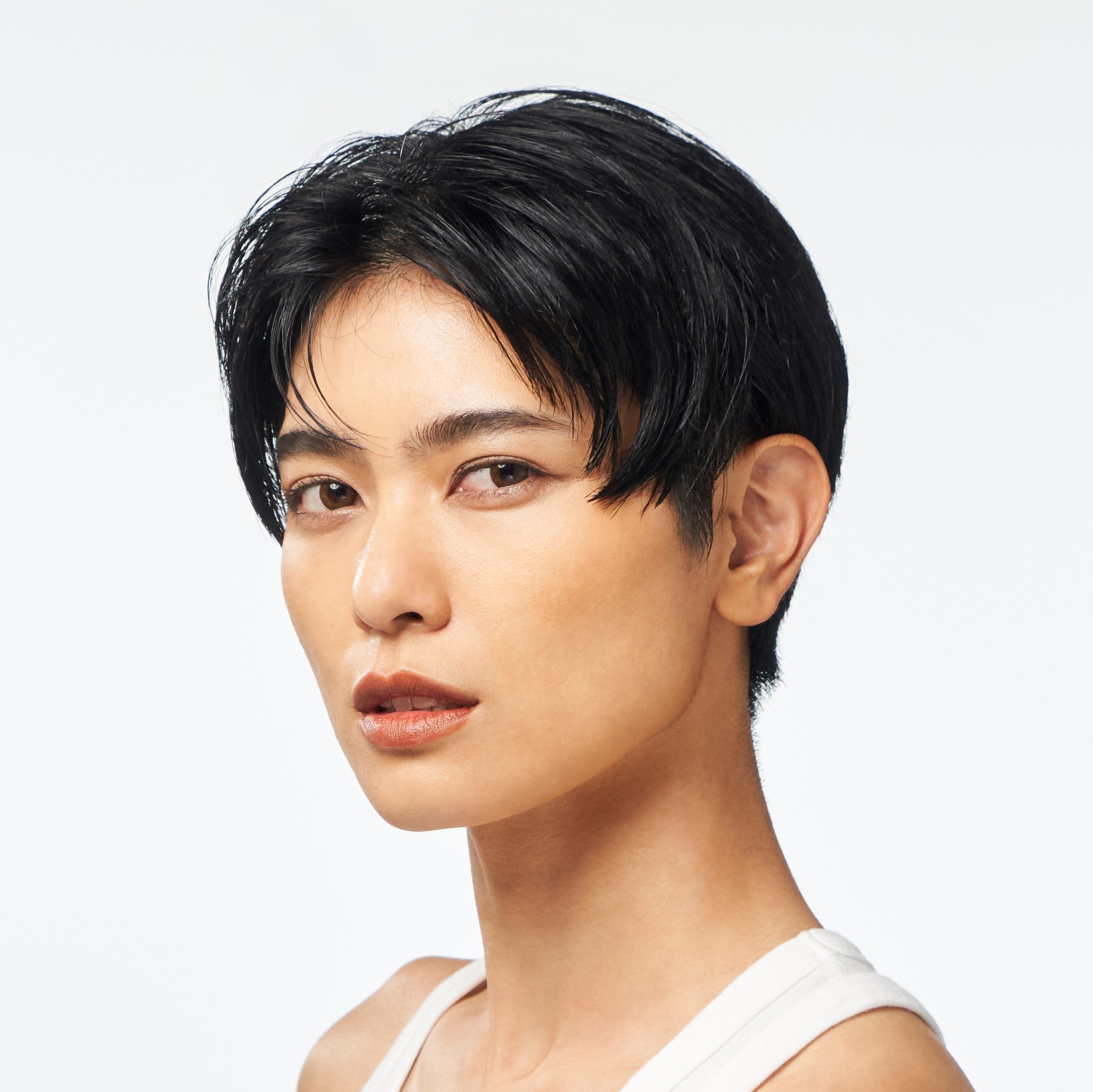 クリームシェード｜肌と一体化してシャープな輪郭の小顔に
